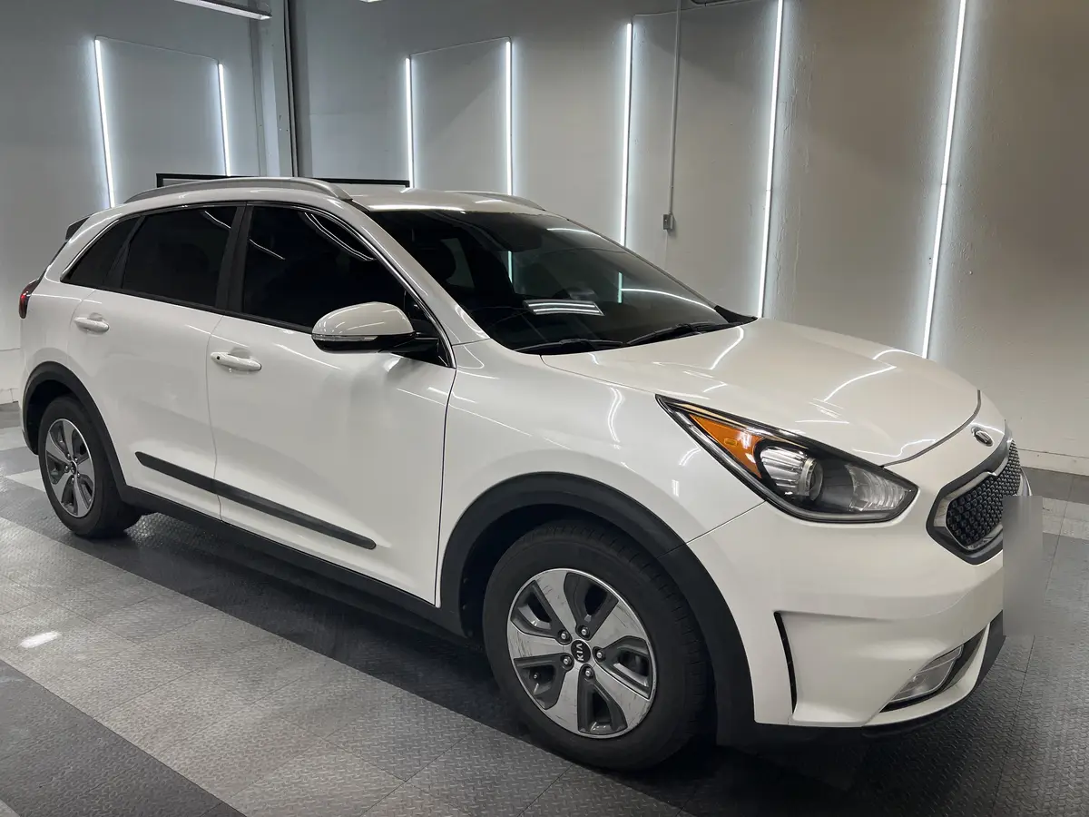 White Kia Niro after Avery Dennison Encore Supreme ceramic window tint (view 1)