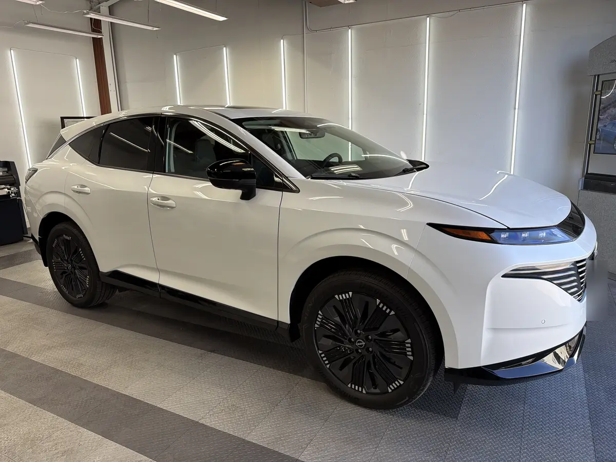White Nissan Murano before window tinting, factory glass (view 1)